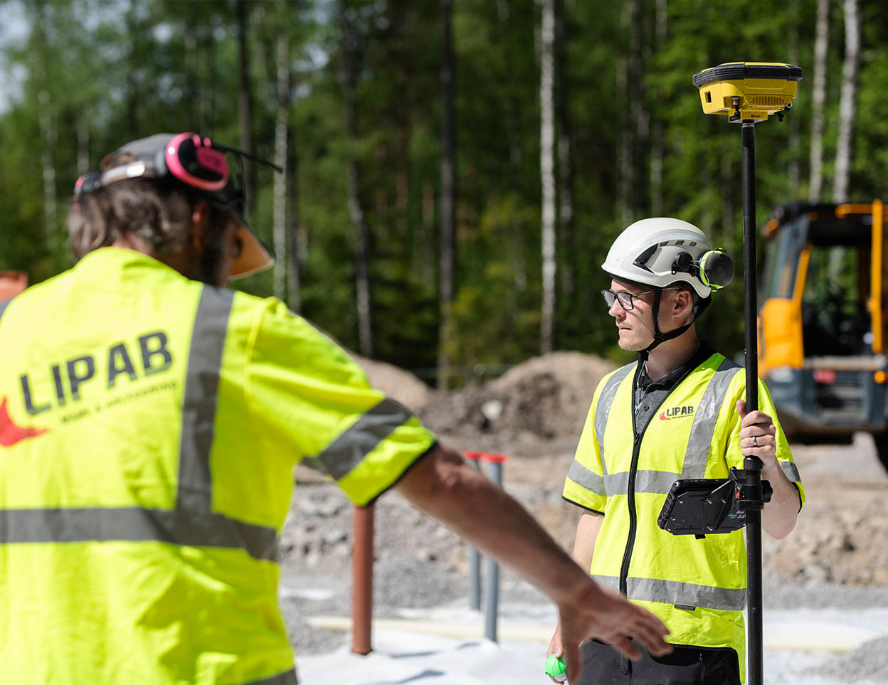 Mättekniker utför mätning inför markarbete